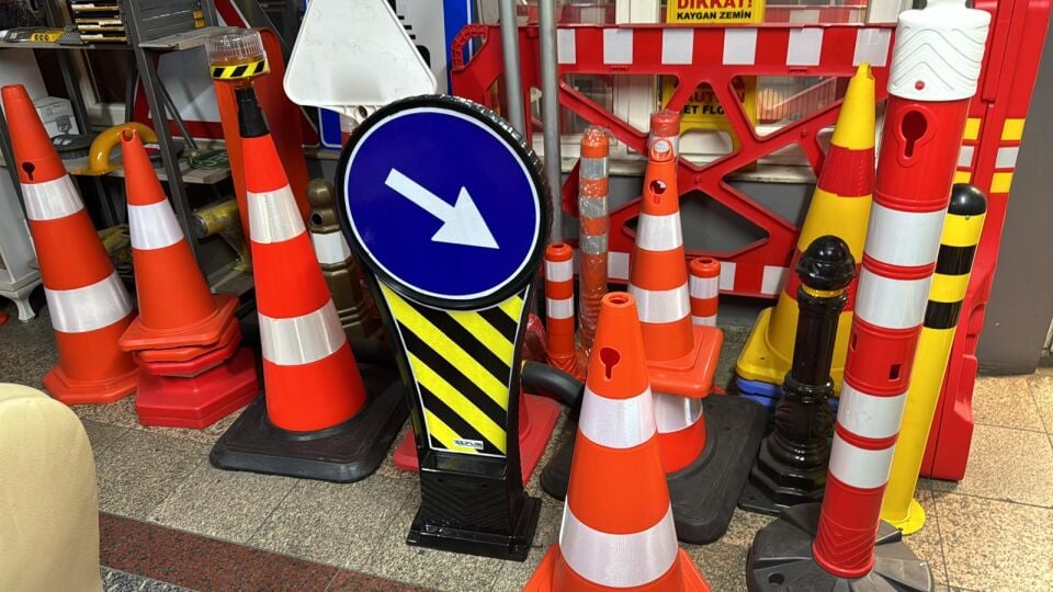 Ultra Klasik Kedi Gözlü  Trafik Konisi Fiyatı Otopark Duba Trafik Konisi Ucuz Yol Uyarı Konisi 60 cm
