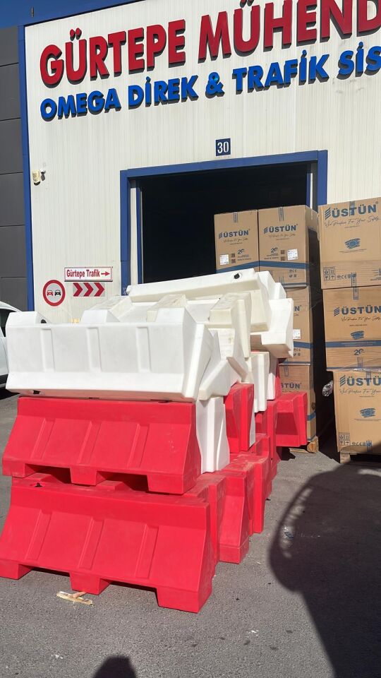 Yol Bariyeri Plastik Su Bariyeri Karayolları Oto Yol Kenarı Bariyer  50 x 50 x 150 cm