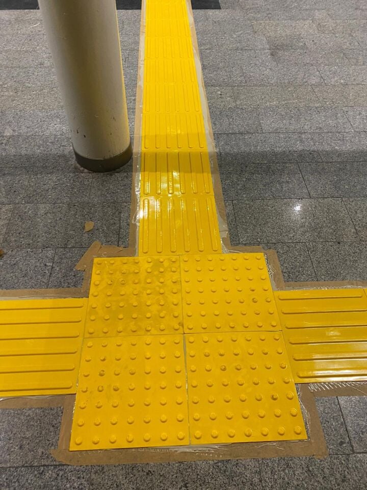 Hissedilebilir Yüzey,Görme Engelli Yürüme Yüzeyleri ,Yürüme işaretlemeleri Uyarıcı Tip (Sarı) 40x40 cm