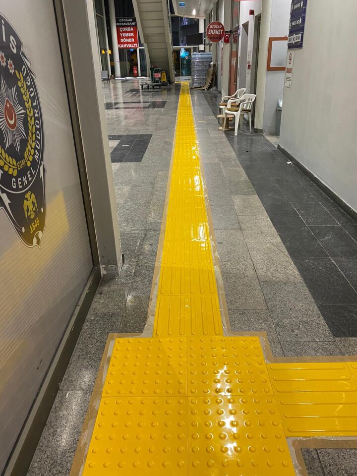 Hissedilebilir Yüzey Görme Engelli Yürüme Yüzeyleri  Çubuk (Sarı) 30x30cm