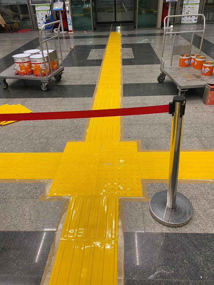 Hissedilebilir Yüzey Görme Engelli Yürüme Yüzeyleri  Çubuk (Sarı) 30x30cm