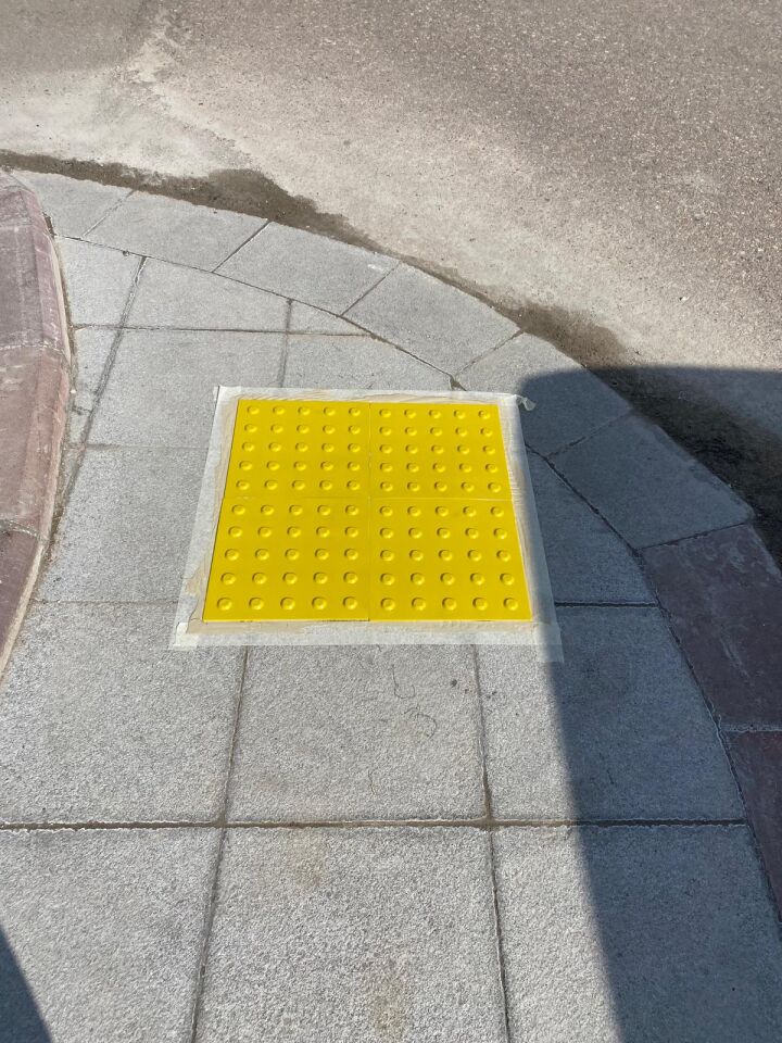 Hissedilebilir Yüzey Görme Engelli Yürüme Yüzeyleri  Çubuk (Sarı) 30x30cm